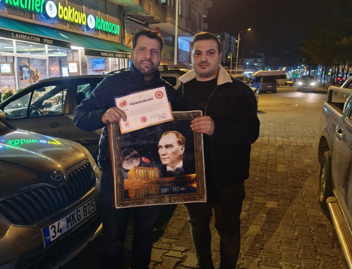 TürkAta Vakfı Genel Başkan Yardımcısı İshak Kuvvetli’den Yüksel Şen’e Teşekkür ve Hediye Takdimi