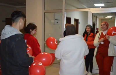 Samsun’da Genç Kızılay gönüllüleri hastanede tedavi gören çocukların yüzünü güldürdü